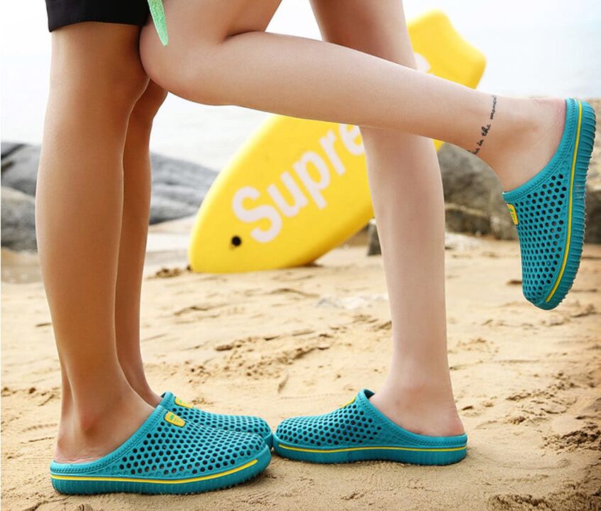 Abyste zabránili plísňové infekci, musíte při chůzi na pláži nosit pantofle. 